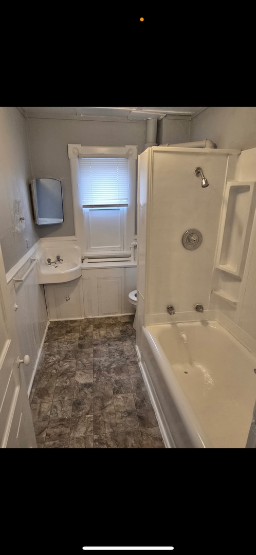 Building Photo - E 5th St