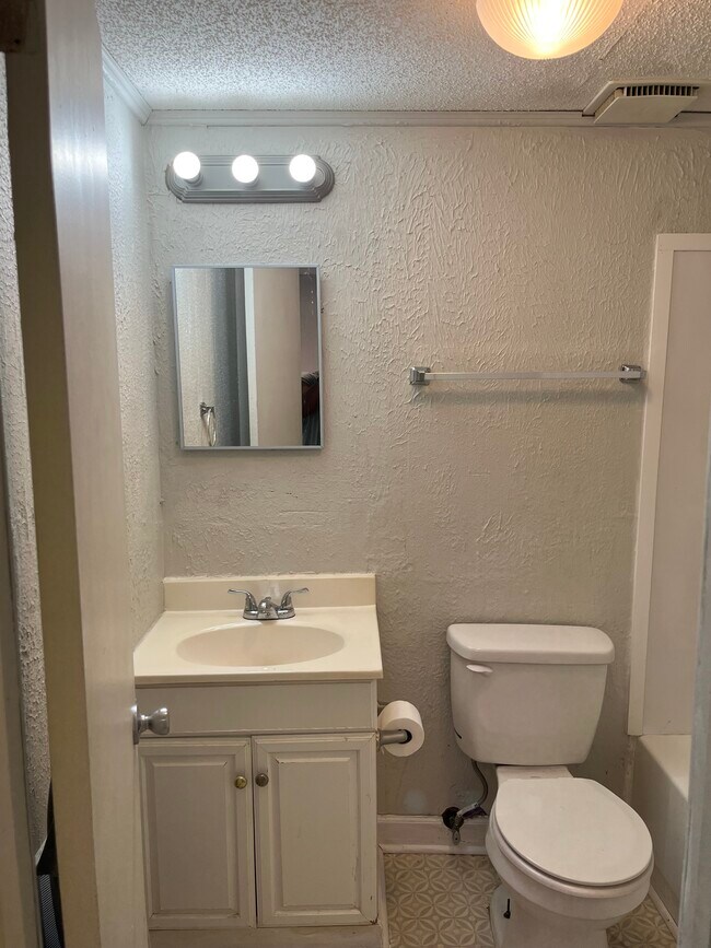 Baño - 2116 Crosley St