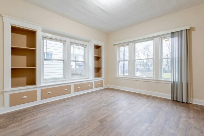 Foto del edificio - 10618 Crestwood Ave