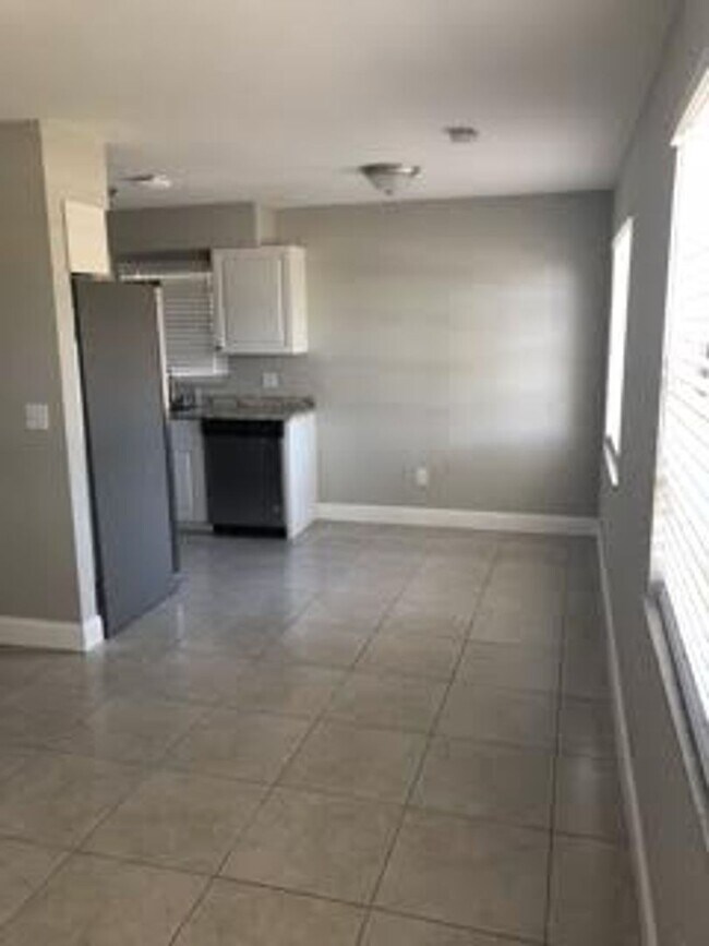 Foto del edificio - Available NOW! Updated Duplex in San Carlos!
