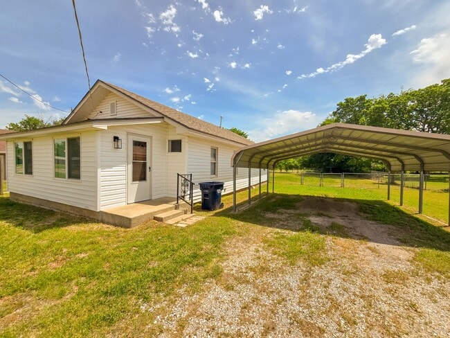 Building Photo - 3 Bedroom 1 Bath Home in Shawnee!