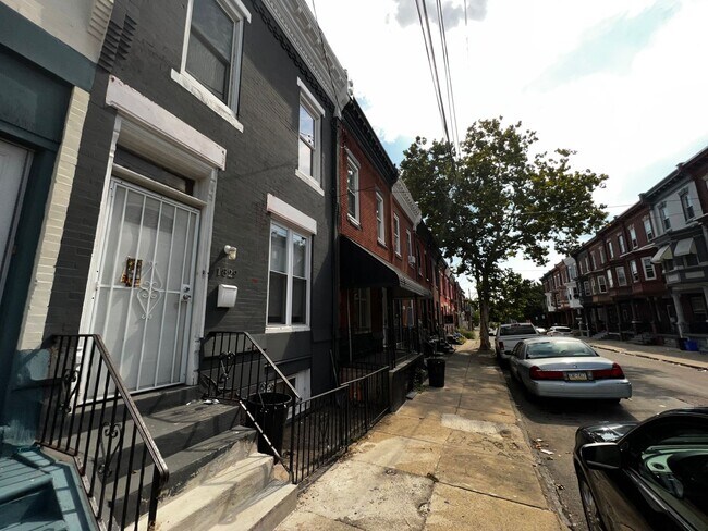 Foto del edificio - Must See Three Bedroom w/ 1.5 Baths & Wash...