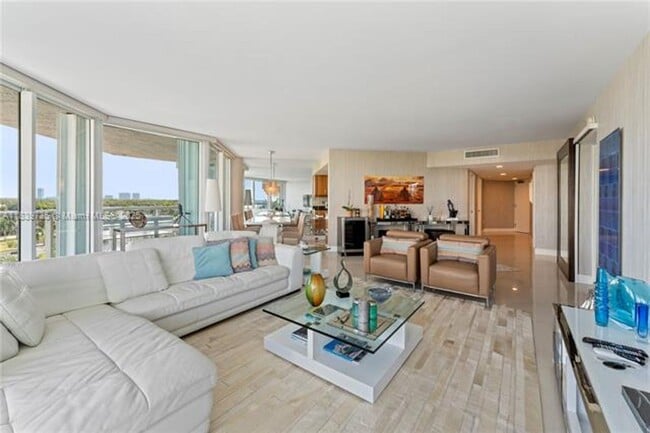 Building Photo - 16500 Collins Ave