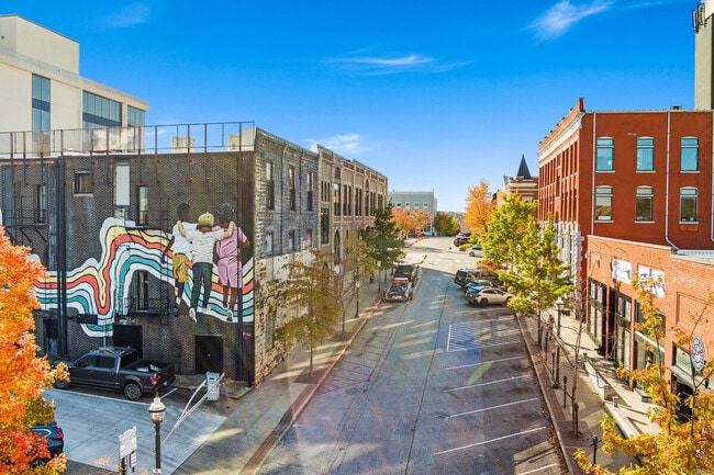 Building Photo - 122 W Meadow St