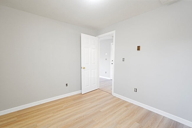 Foto del edificio - 26 Old West Brookfield Rd