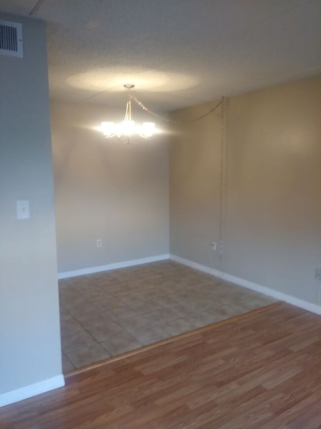 Building Photo - Gated Community 1 Bedroom 1.5 Bath Near Do...