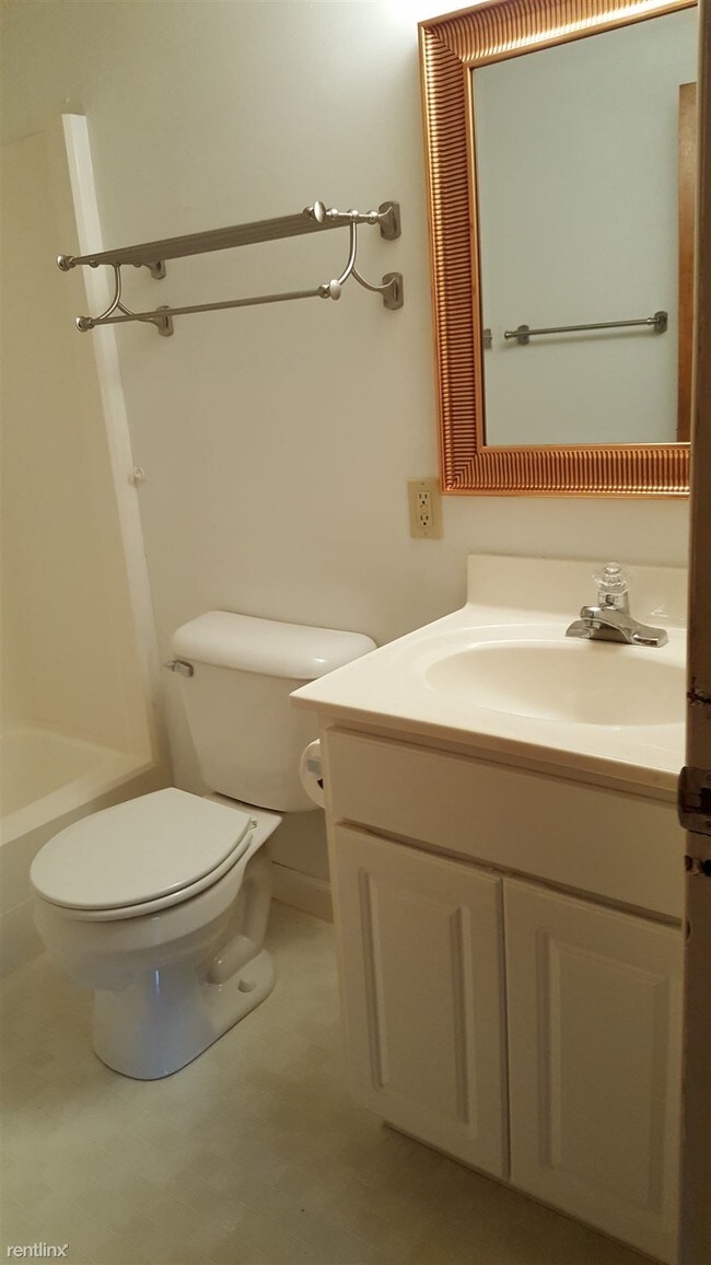 Building Photo - 2 br, 1 bath House - 113 E Wadsworth Circle