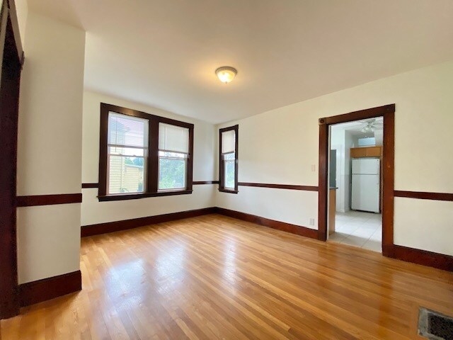 Building Photo - 82 Crescent St