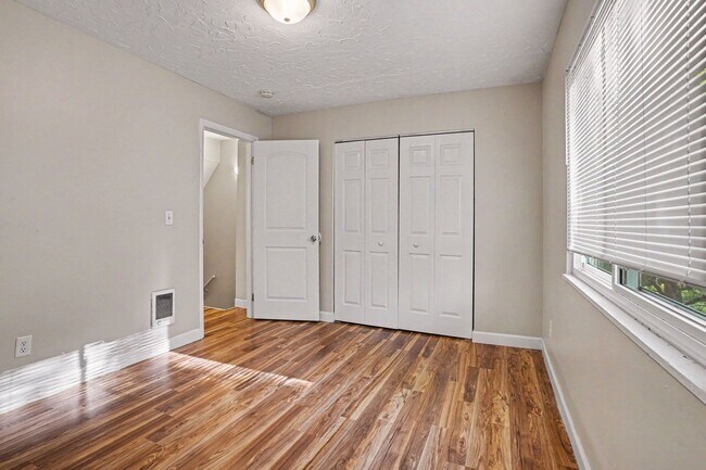Foto del edificio - SUMMER MOVE IN SPECIAL- $300 off your move-in before July - $1075- 2 Bedroom Townhome off Westnedge