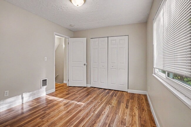 Building Photo - SUMMER MOVE IN SPECIAL- $300 off your move-in before July - $1075- 2 Bedroom Townhome off Westnedge