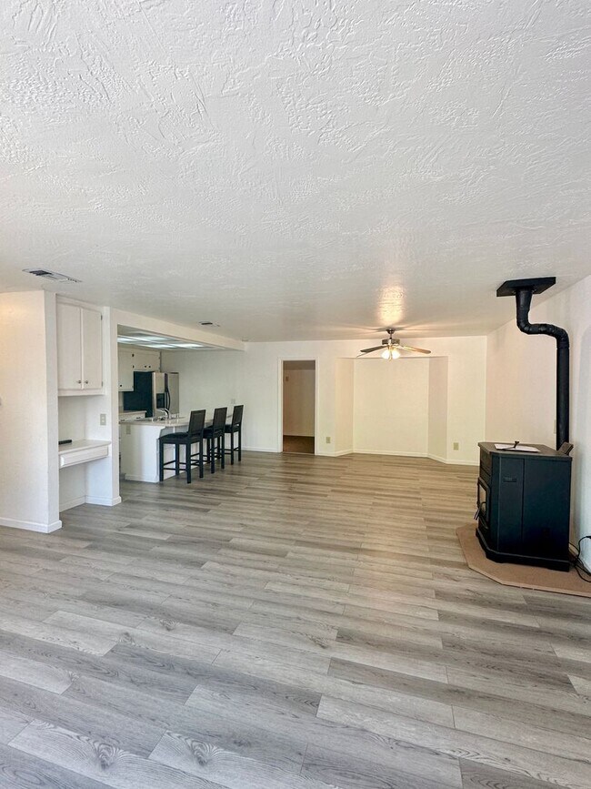 Building Photo - Beautiful 3 Bedroom 2 Bath Single Family H...