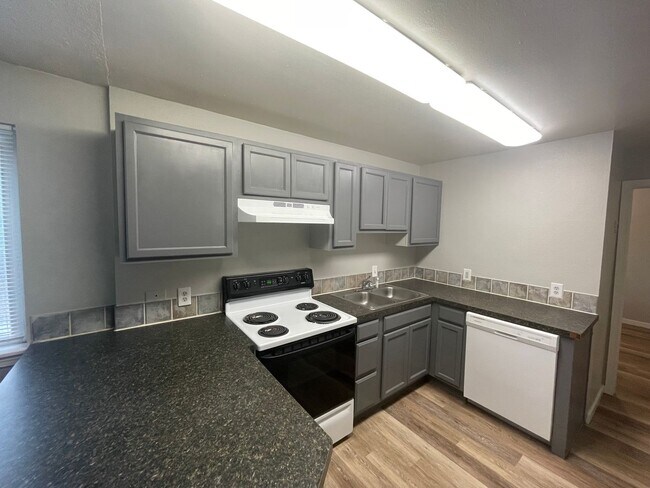 Building Photo - Huge 2 Bedroom 1 Bath Located Just Outside...