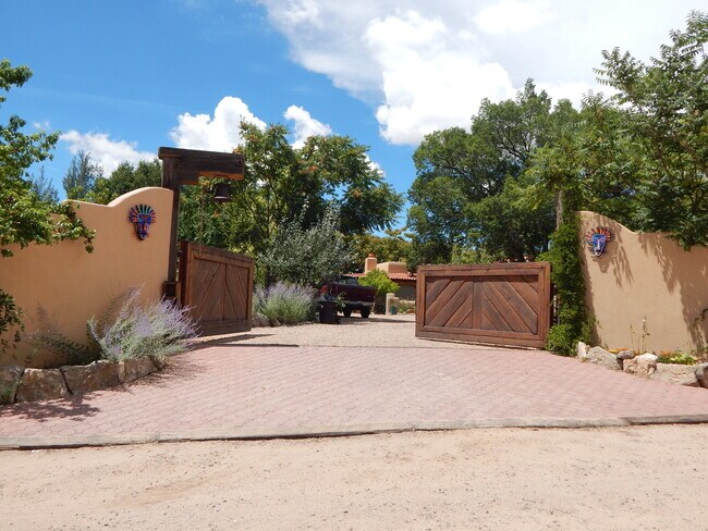 Entrad por estas puertas - 2835 W Alameda St