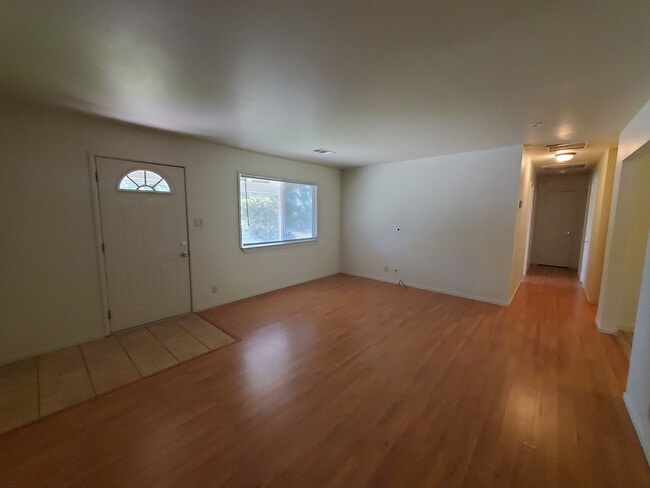 Building Photo - 3 Bedroom 2 Bath House Coming Available Soon!