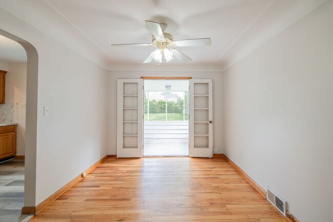 Foto del edificio - Charming 4-Bedroom Home in Prime Beachwood...