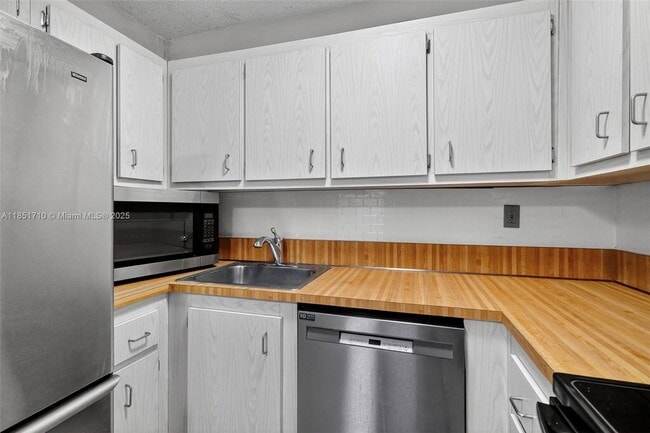 Building Photo - 2924 Collins Ave