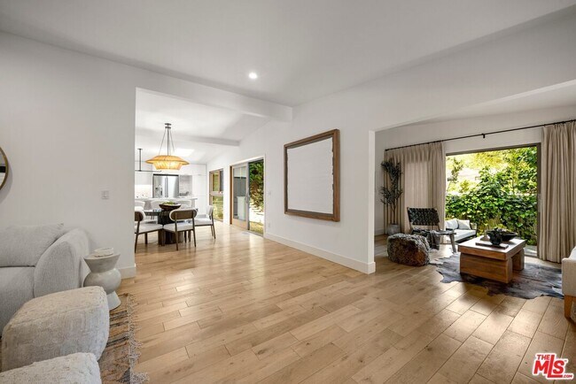 Foto del edificio - 8811 Wonderland Ave