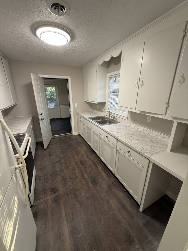 Foto del edificio - 411 Courson St