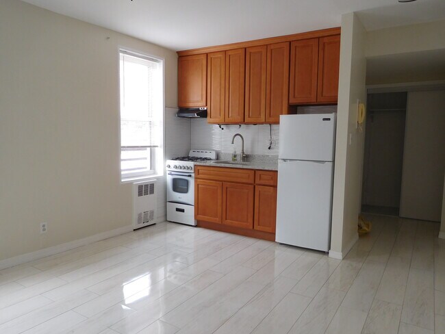Eat in Kitchen - 9711 63rd Dr