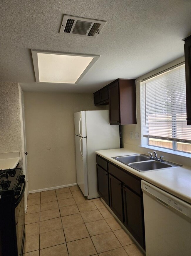 Foto del edificio - 502 Burlwood Ct