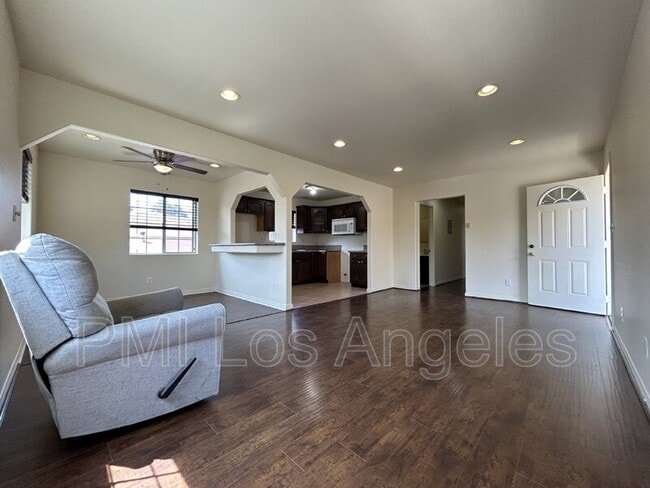 Foto del edificio - 725 Cornwell St