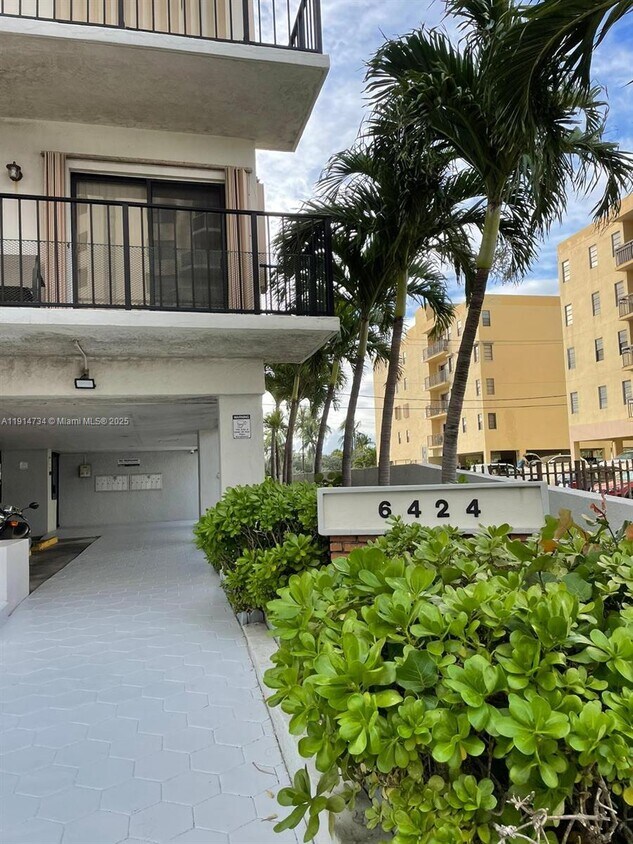 Foto principal - 6424 Collins Ave
