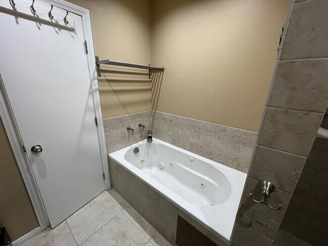 Bañera/bañera de hidromasaje - 7300 Franklin Ave