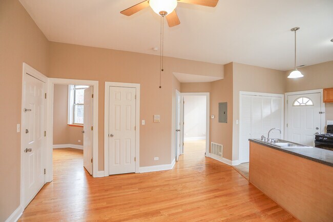 Foto del edificio - 1739 W Addison St
