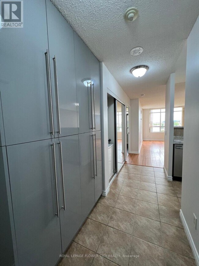 Photo du bâtiment - 710-710 Humberwood Blvd