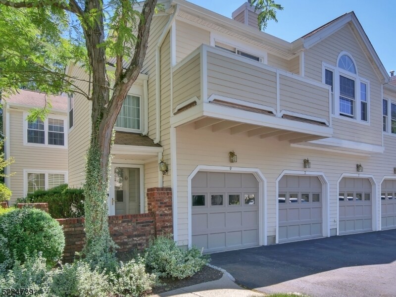 Primary Photo - 9 Teal Ln