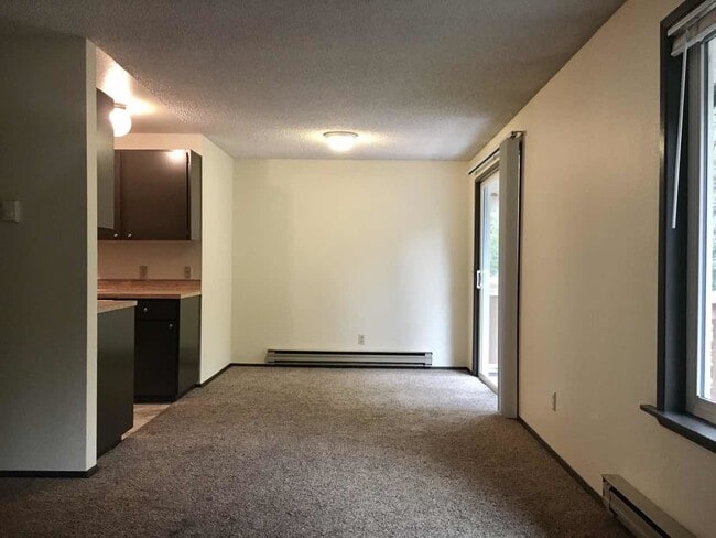 Building Photo - Don't Miss This Beautiful 2 Bed, 1 Bath To...