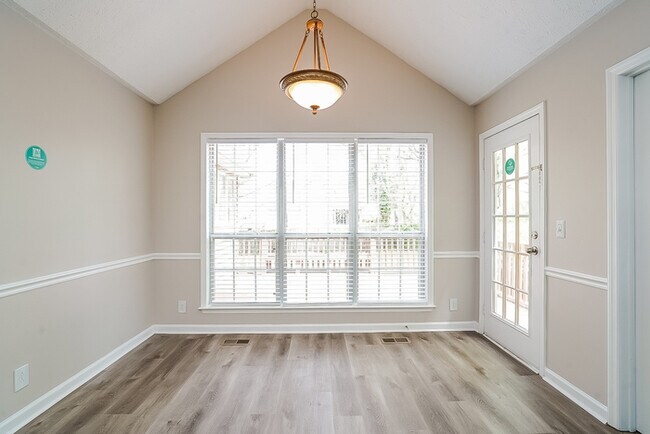 Building Photo - Charming Murfreesboro Home with Sunroom