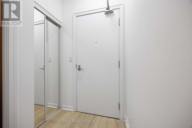 Photo du bâtiment - 352 Front St W