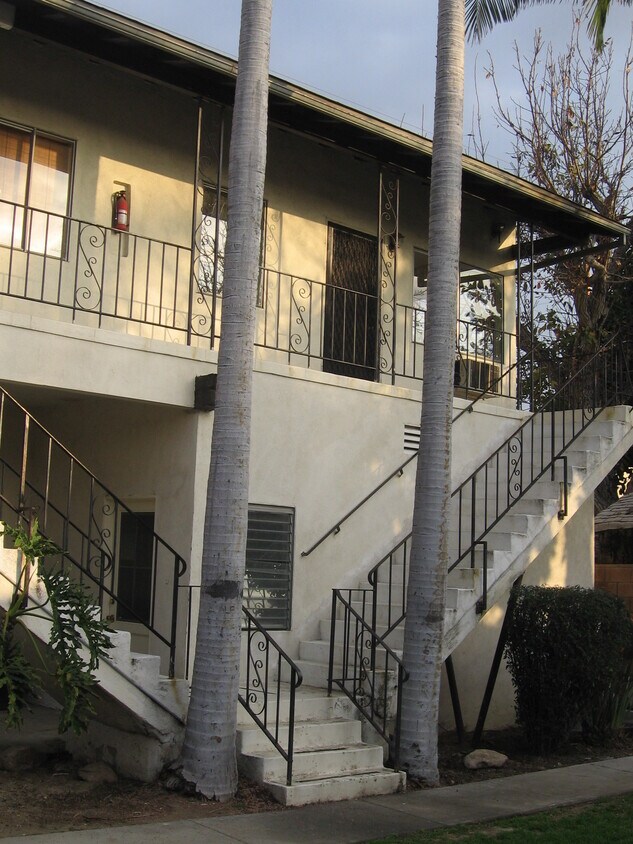 Unidad accesible a través de escaleras; lavandería compartida ubicada en la planta baja. - 6230 Milton Ave
