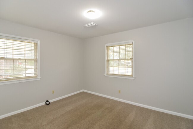 Building Photo - 3 Bedroom on Ramsey Rd