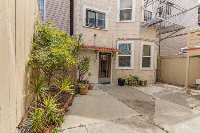Building Photo - 2914 Larkin St