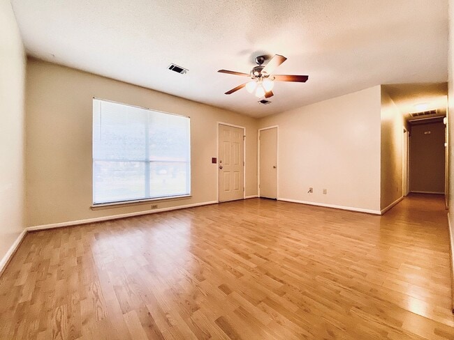 Foto del edificio - AVAILABLE NOW  [PET FRIENDLY]