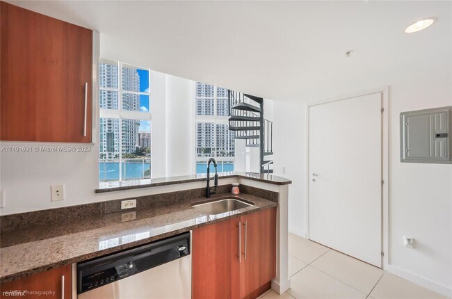 Building Photo - 1 br, 1 bath Condo - 300 S Biscayne Blvd #...