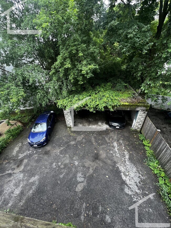 Building Photo - 2 br, 1 bath Triplex - 32 Justin Rd 2