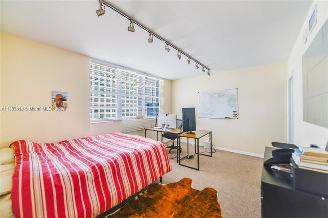 Building Photo - 825 Brickell Bay Dr