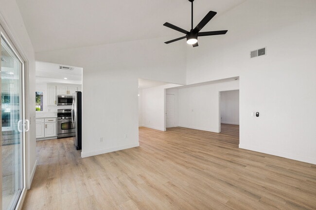 Building Photo - 74930 San Simeon Dr