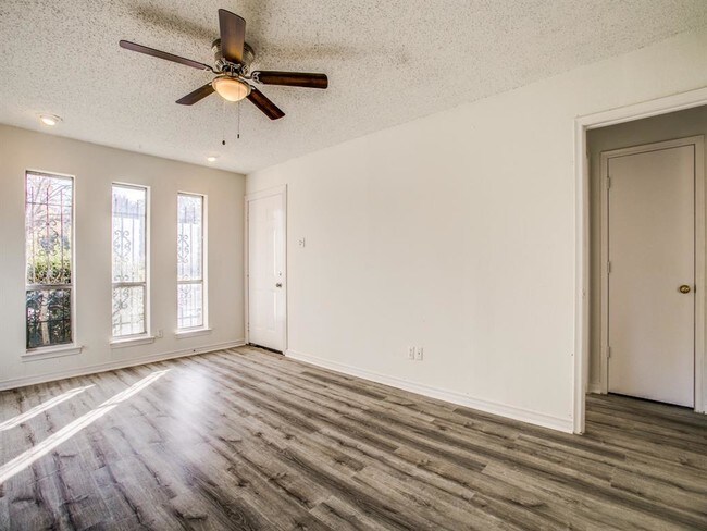 Building Photo - 1213 Sam Houston Dr