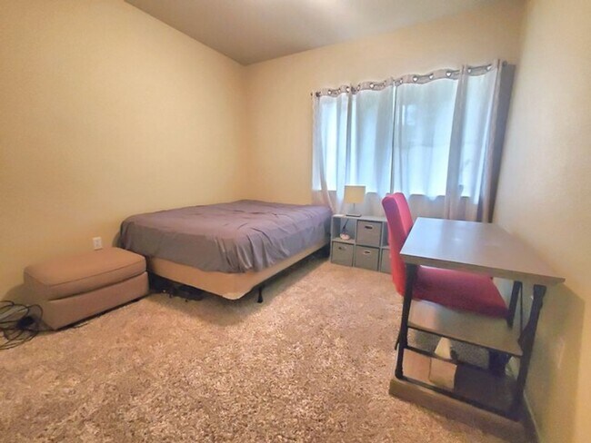 Building Photo - Updated 3 bedroom townhome with easy access to Powers Corridor!
