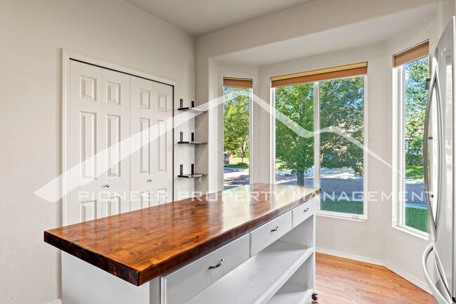 Foto del edificio - Beautiful 4-bedroom, 3.5-bath home with oversized 2 car garage, AC and enclosed back yard