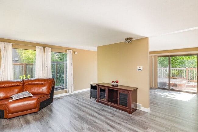Building Photo - Stunning Lake Sammamish View | 5 Bed, 3 Ba...