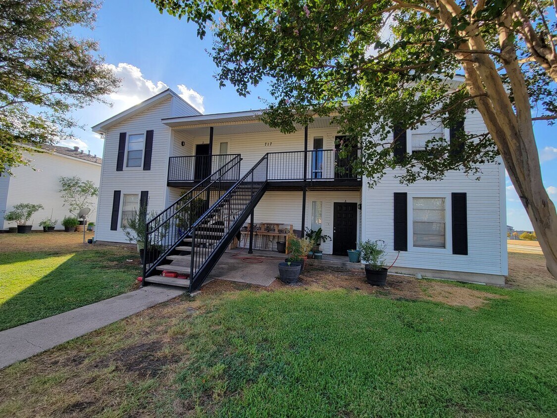 Building Photo - College Station - 2 Bedroom - 1.5 baths 4-...