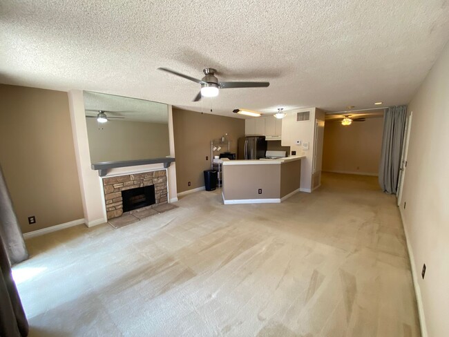 Building Photo - One Bedroom For Rent w/ Tons of Amenities-...