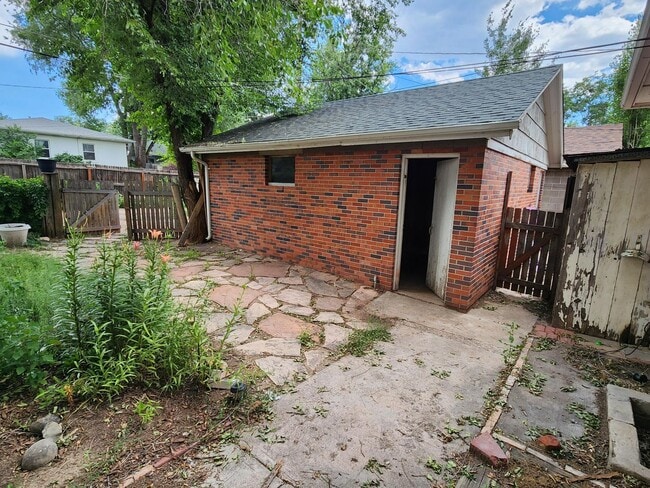 Building Photo - Large Duplex with Garage