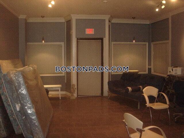 Building Photo - 1461 Hyde Park Ave