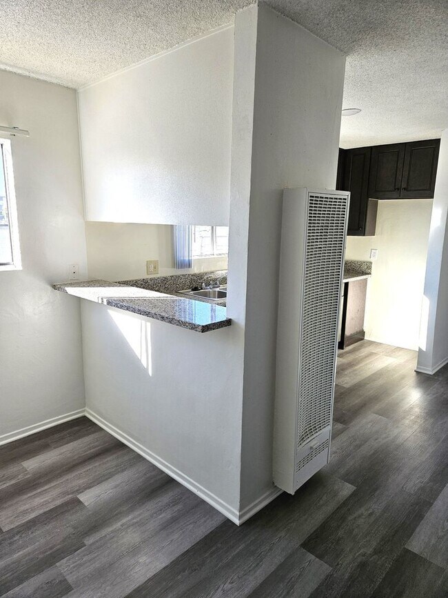Building Photo - North Hills, cute 1bd/1ba, move-in ready!